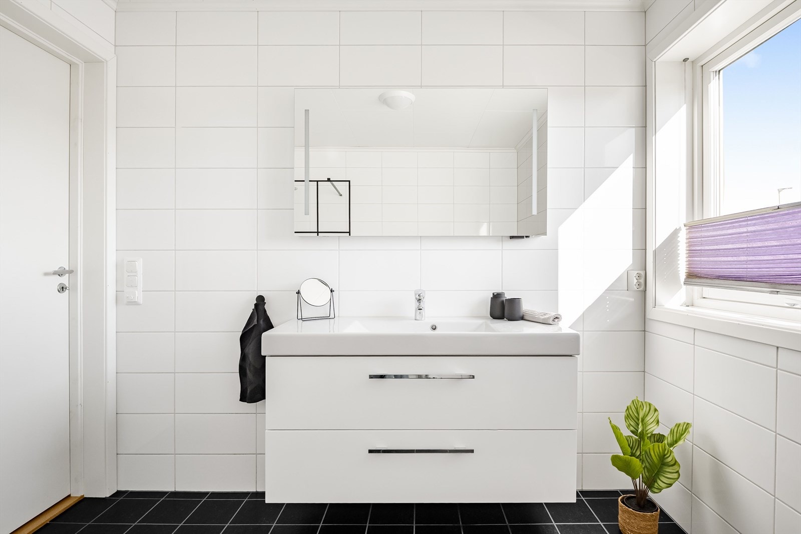 Vegghengt servantinnredning med speil og sidelys gir god oppbevaring og belysning. Galleribilde