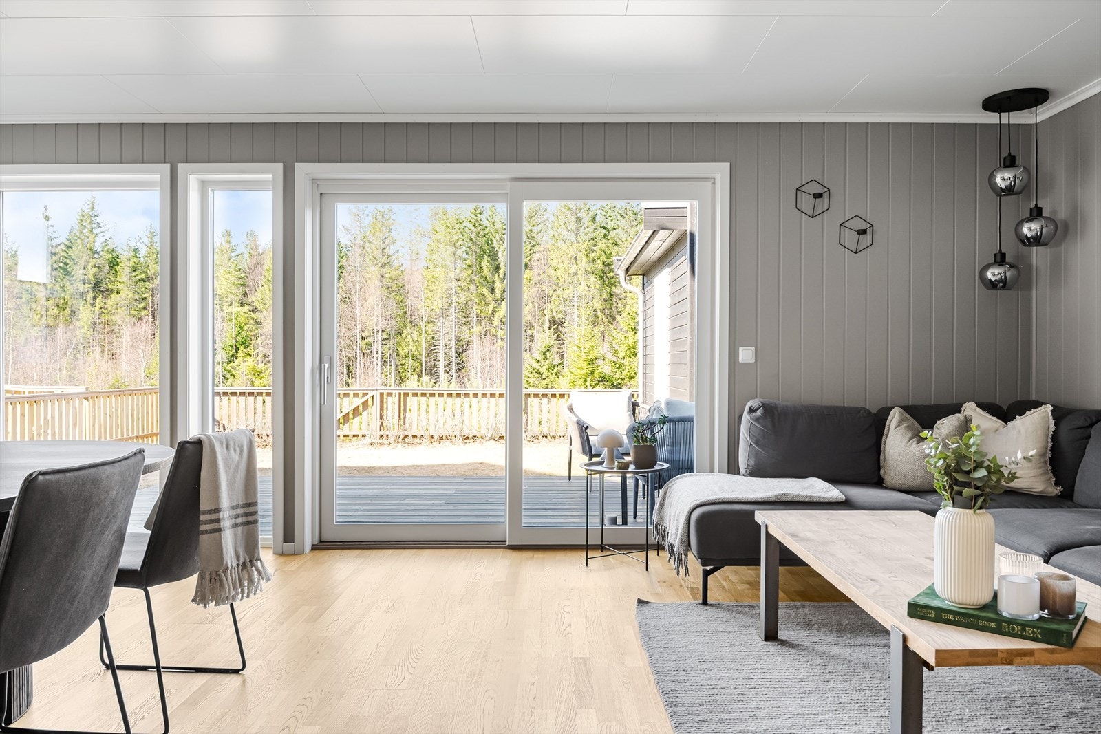 Utgang til vestvendt terrasse på 18 kvm
fra stuen gir mulighet for utendørs avslapning. Galleribilde
