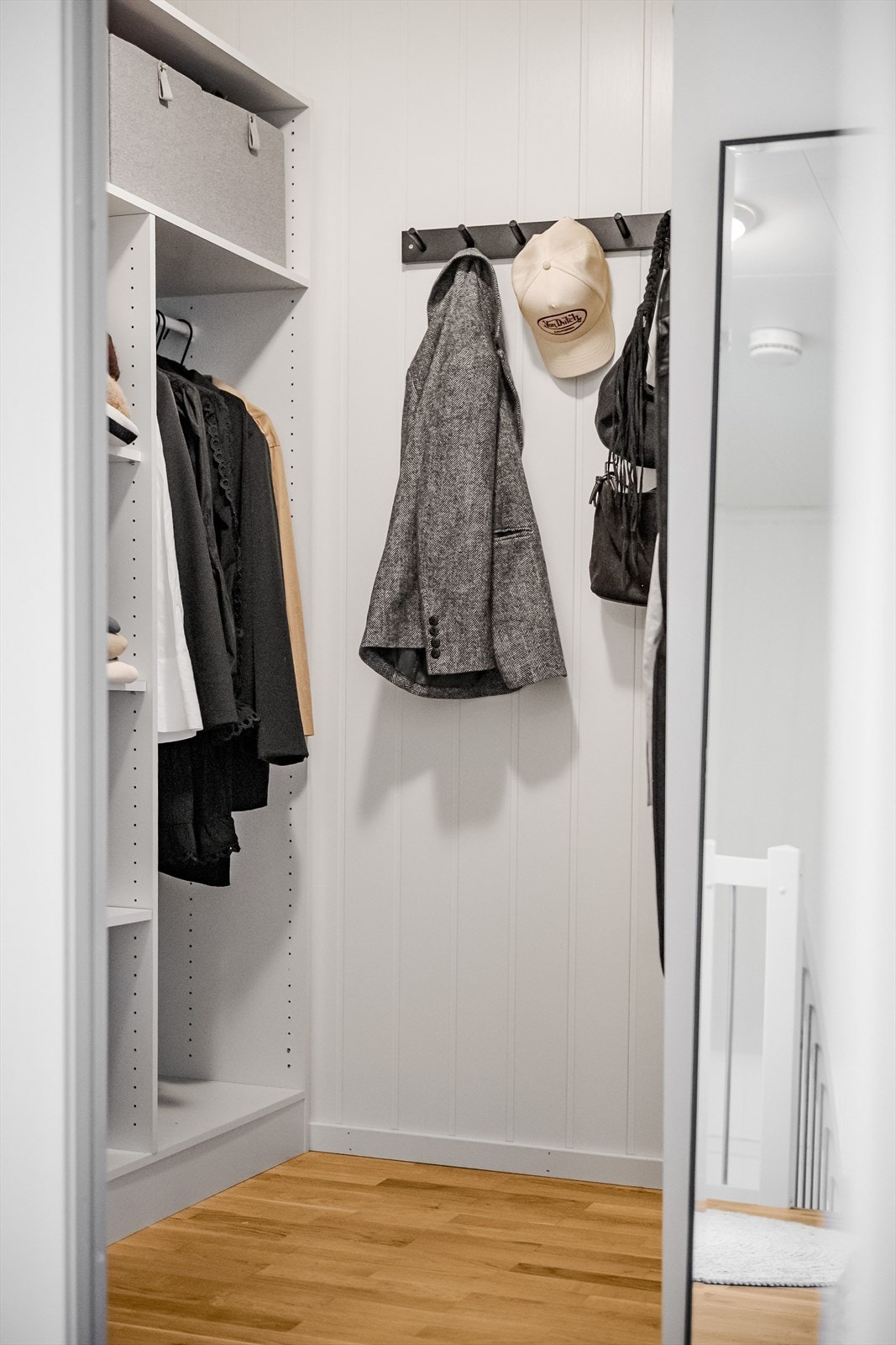 Praktisk walk-in garderobe i 2.etasje tilknyttet soverommene, med innredning med hyller og opphengsmuligheter. Galleribilde