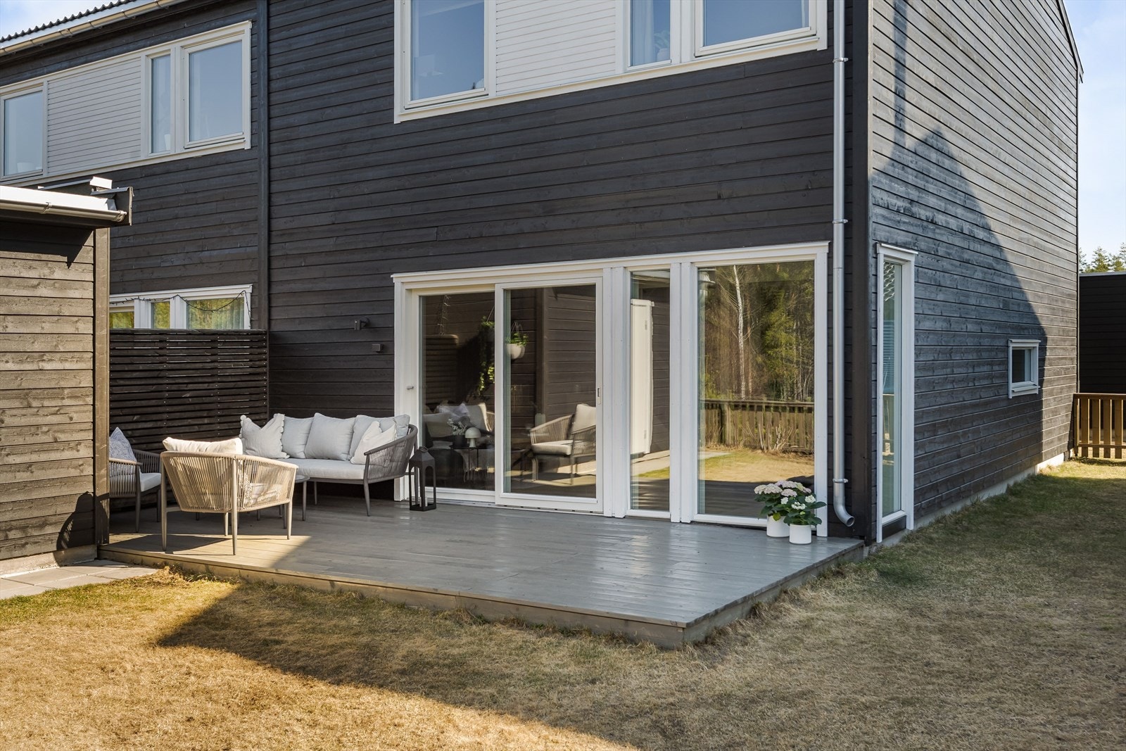 Vestvendt terrasse på 18 m² gir en attraktiv uteplass med strømtilkobling og belysning. Galleribilde
