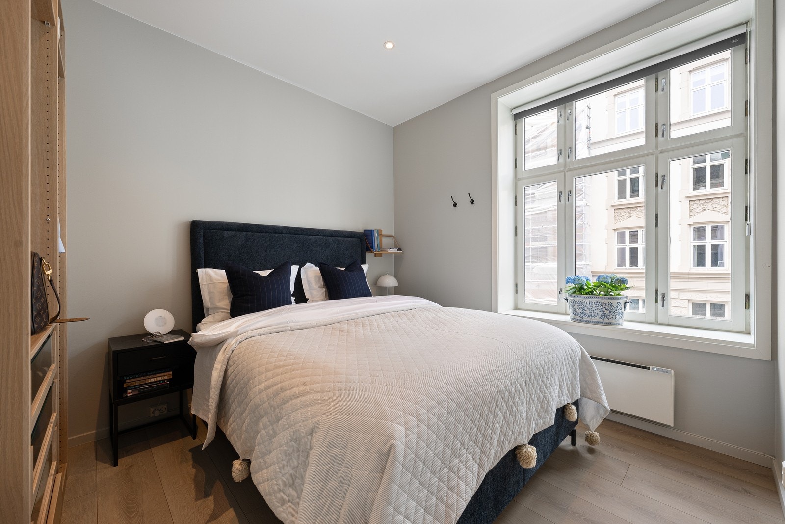 Luftig soverom med god plass til dobbelt seng. Galleribilde