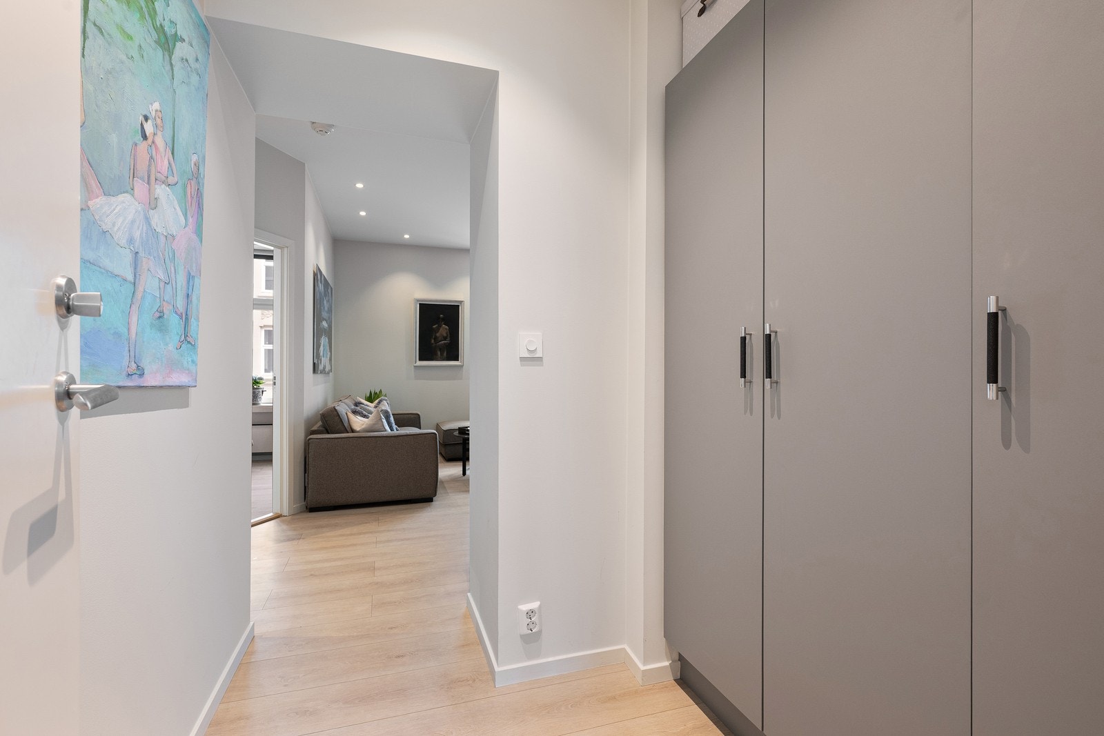 Entre med integrert garderobe. Galleribilde
