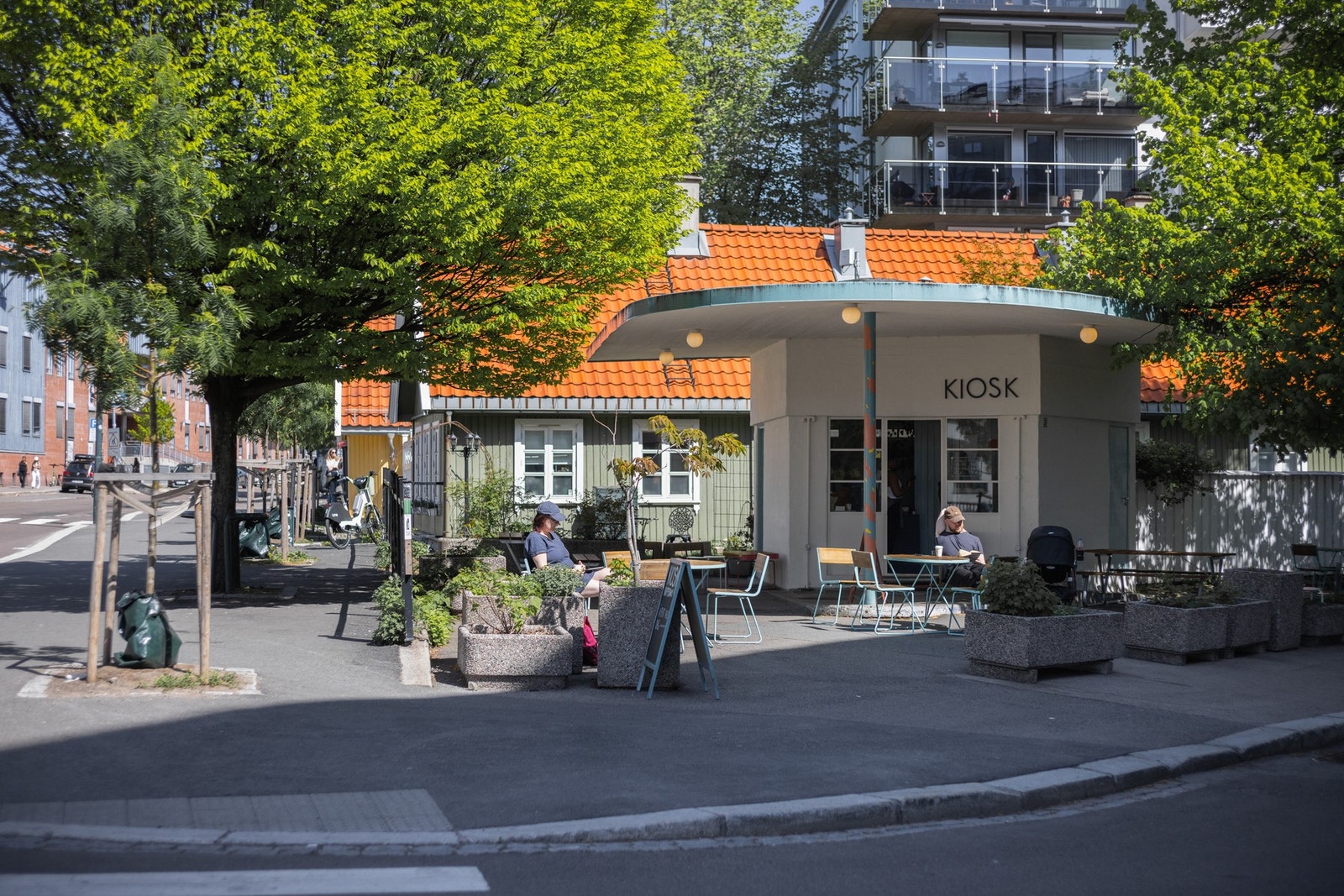 Området oppleves som godt tilrettelagt, med et rikt tilbud av servicetilbud, kaféer og grøntområder i umiddelbar nærhet. Galleribilde