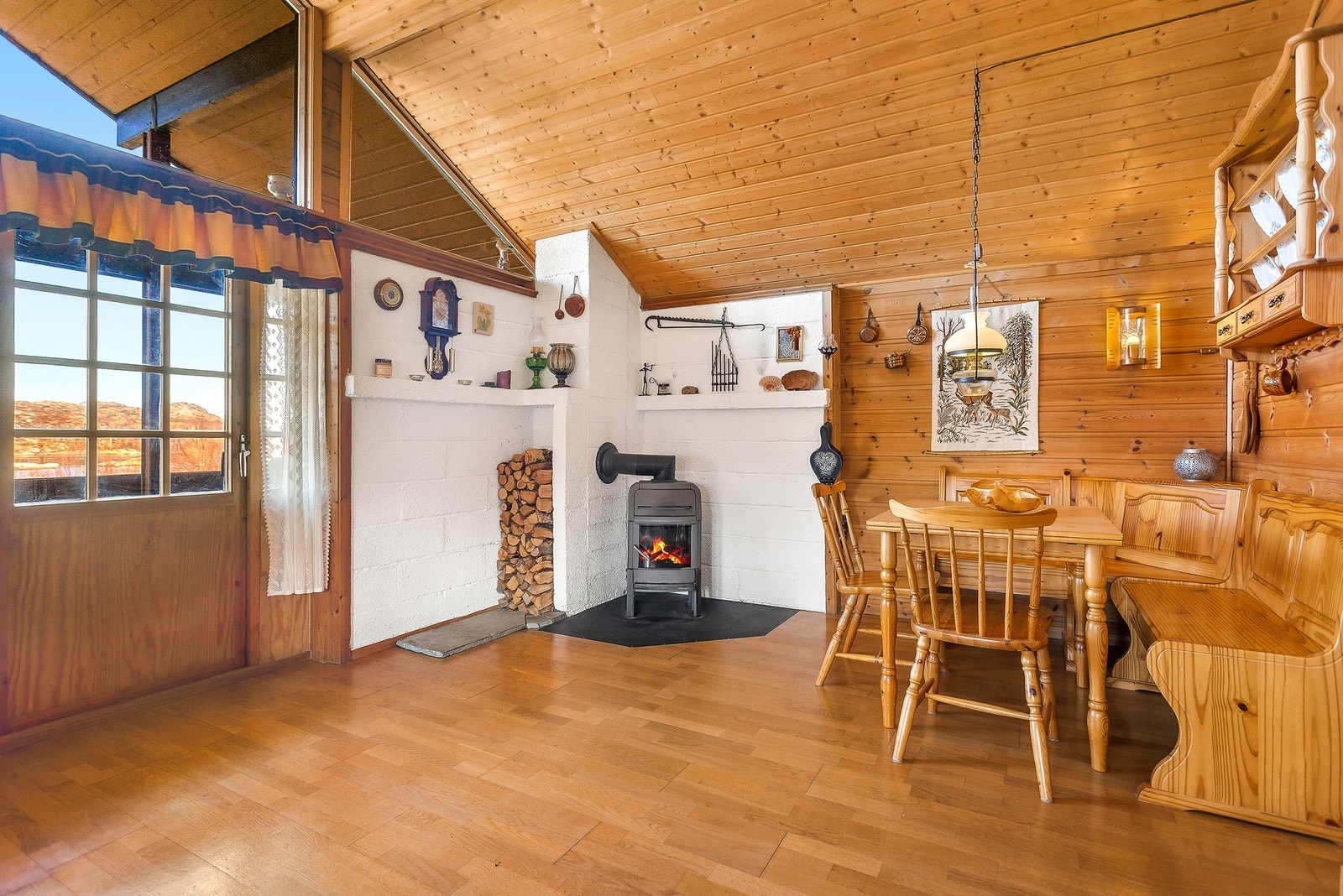 Utgang til terrasse med utsikt mot sjøen og det vakre naturlandskapet Galleribilde