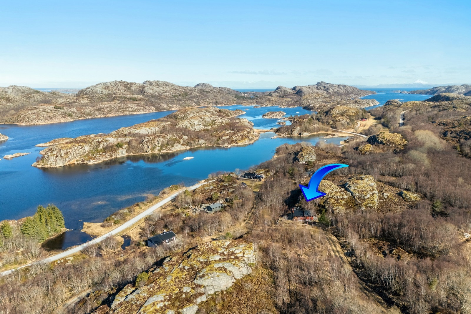 Eiendommen ligger ved Hasfjordhopen i Nærøysund kommune, ca 4 mil fra Rørvik og ca. 8 km fra Austafjord Galleribilde