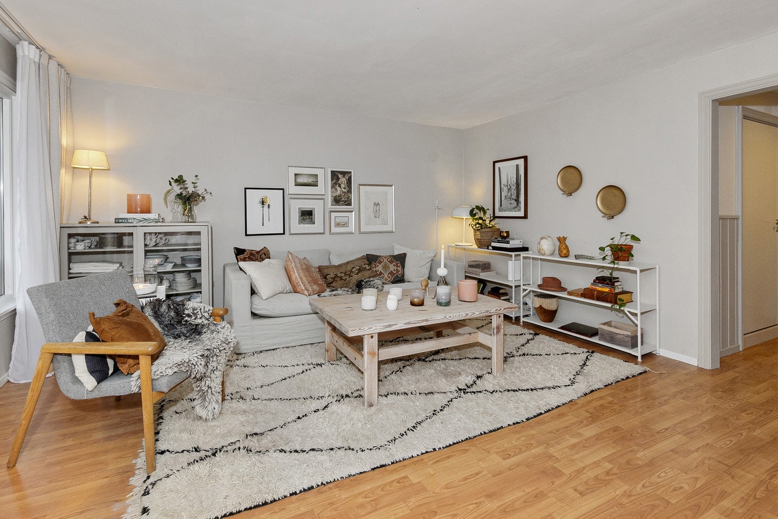 Store vindusflater gir godt lys inn i rommet Galleribilde