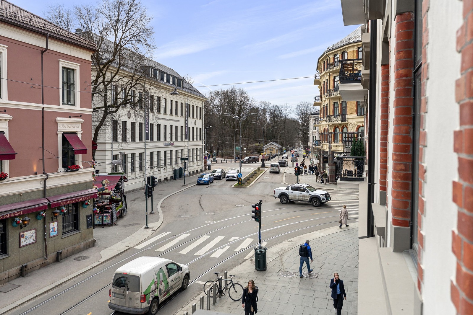 Flott utsyn mot Slottsparken. Galleribilde