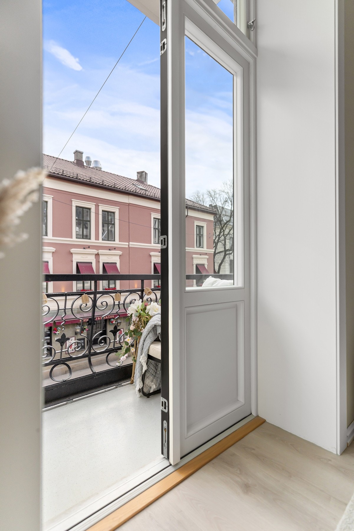 Klassiske, doble balkongdører. Galleribilde