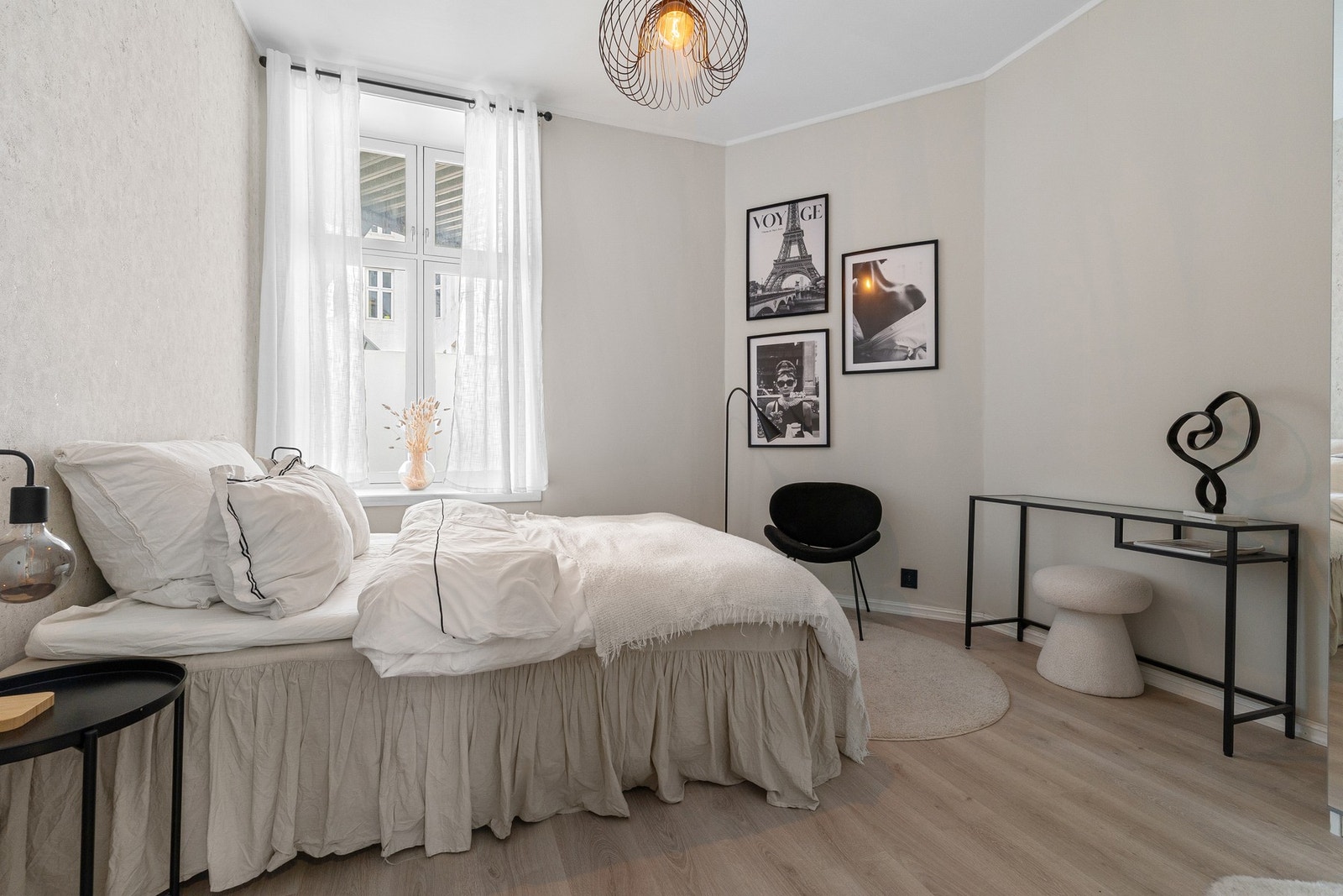 Master soverom ligger vendt mot stille og rolig bakgård. Galleribilde