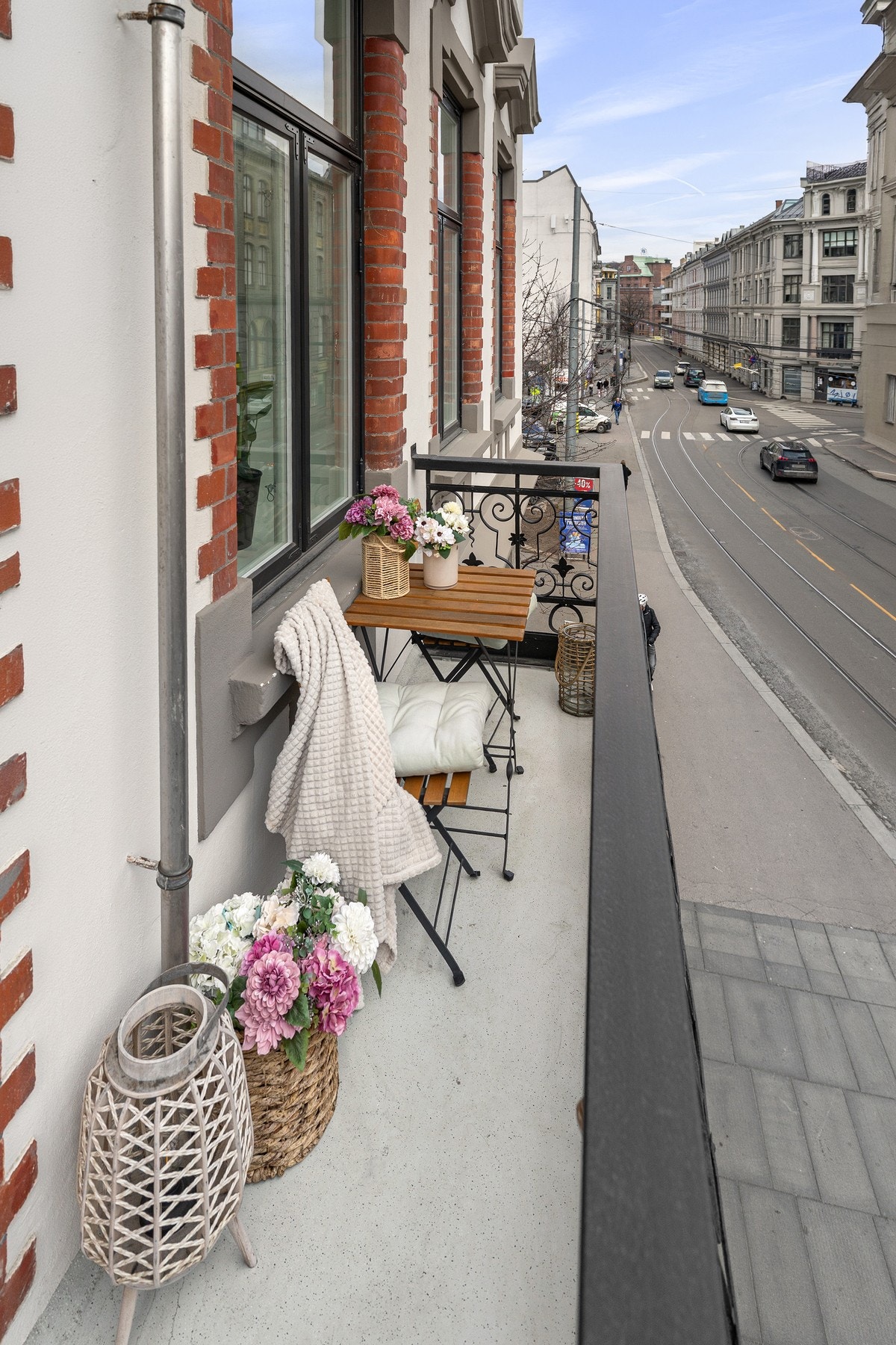 Utsyn mot vakker bygårdsarkitektur fra forrige århundre. Galleribilde