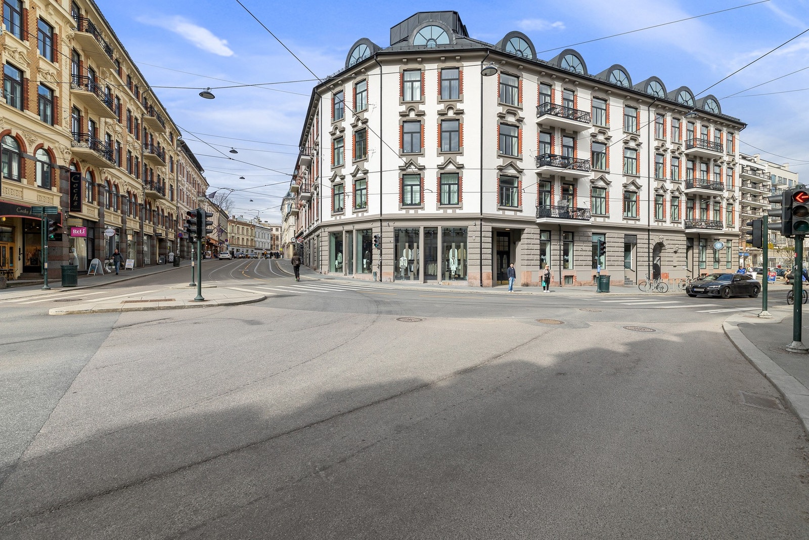Fasjonabel og historisk hjørnegård. Bygårdens fasade mot gate inkl. vinduer ble rehabilitert i 2024. Galleribilde