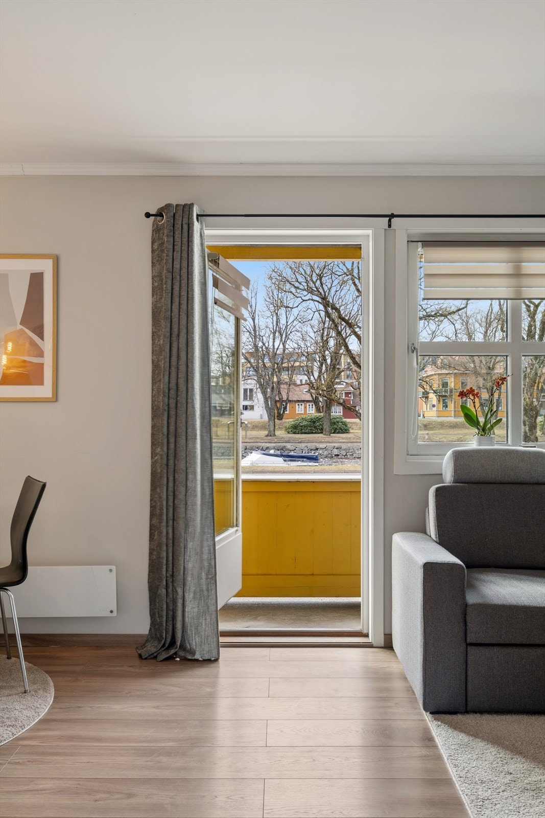 Fra stuen er det utgang til balkong med ettermiddags og kveldssol. Galleribilde