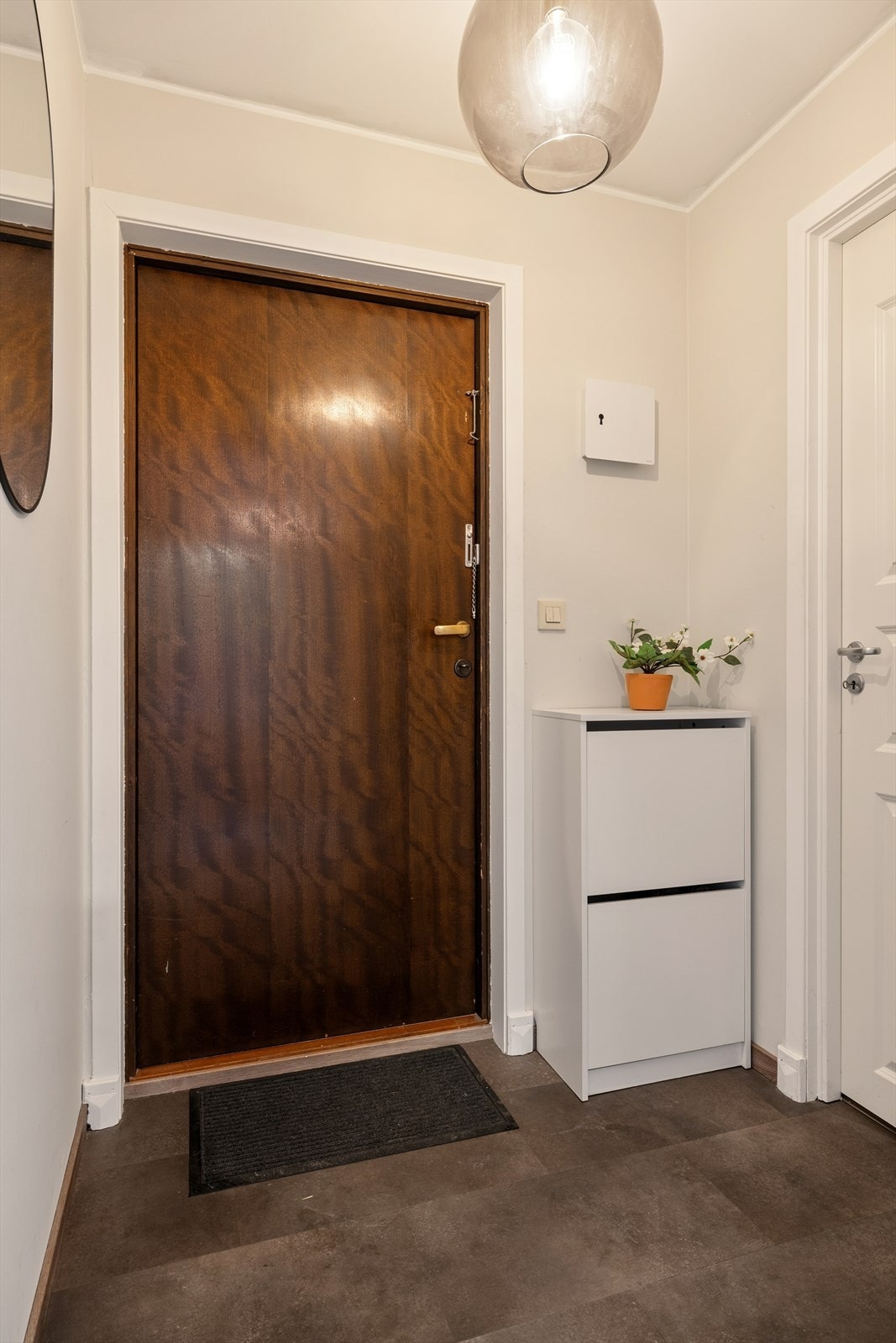 Velkommen inn! Romslig entré med gode oppbevaringsmuligheter. Praktisk innvendig bod gir ekstra lagringsplass. Galleribilde