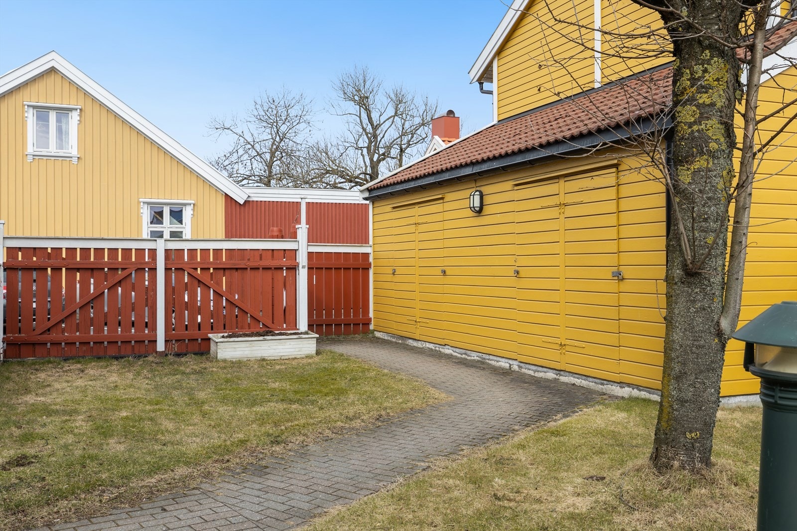 Praktisk utvendig bod på ca. 5 kvm gir gode lagringsmuligheter for blant annet sykler og sesongutstyr. Galleribilde