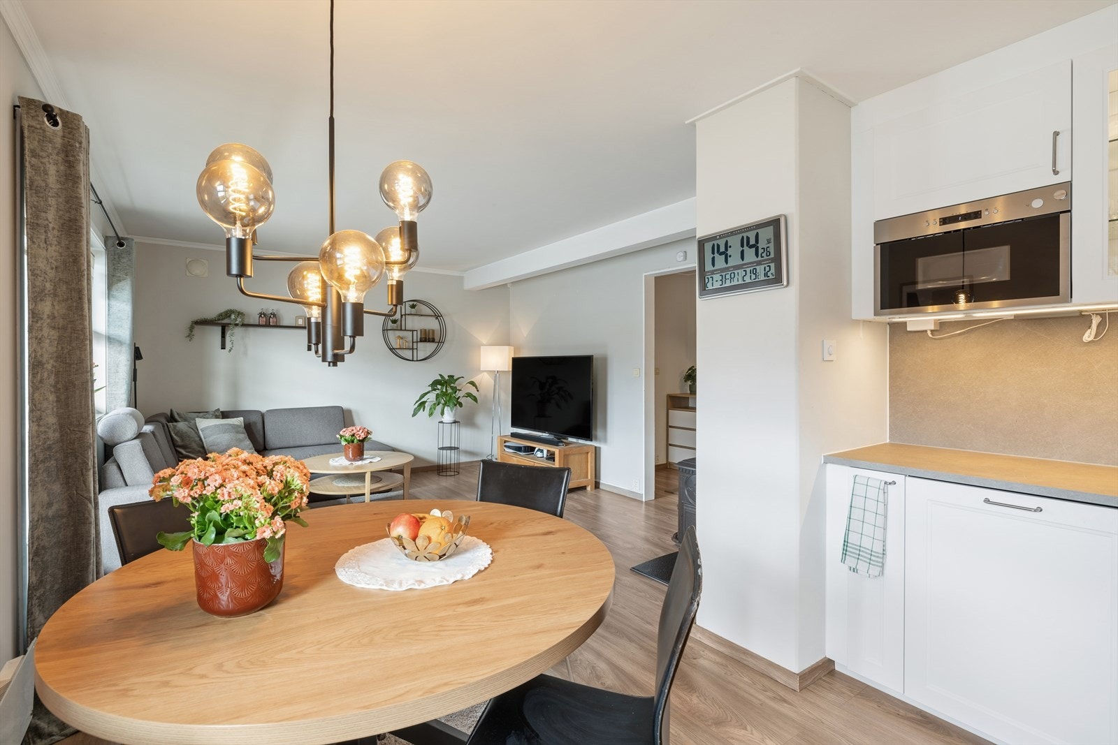 Stuen er lett å møblere og har god plass til både sofagruppe og spiseplass. Galleribilde