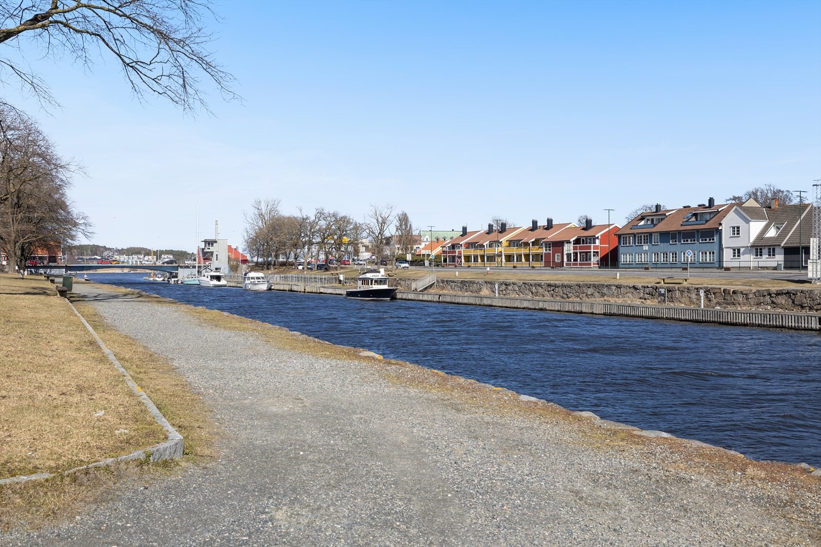 Området byr på en levende og urban atmosfære med umiddelbar nærhet til kanalen, restauranter, kaféer og øvrige servicetilbud i sentrum. Galleribilde