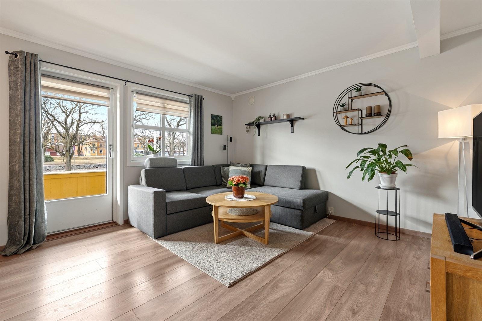Videre inn til boligens stue. En lys og innbydende stue med store vindusflater som gir rikelig med naturlig lys. Galleribilde
