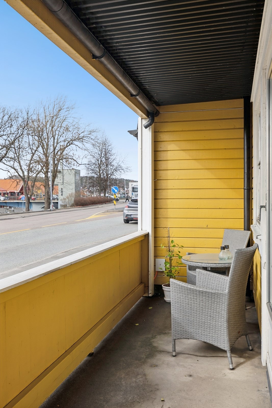 Balkongen er overbygd og på ca 10kvm. Galleribilde