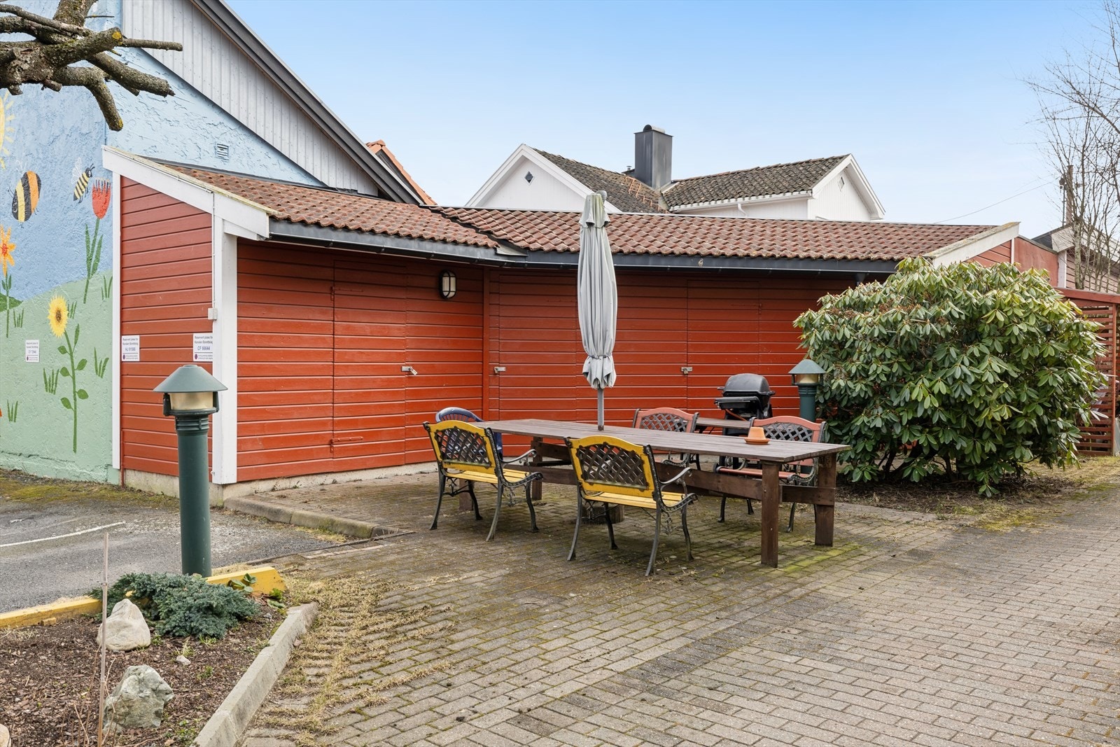 Hyggelig felles uteområde med sittegrupper. Borettslaget har gode fellesarealer. Galleribilde