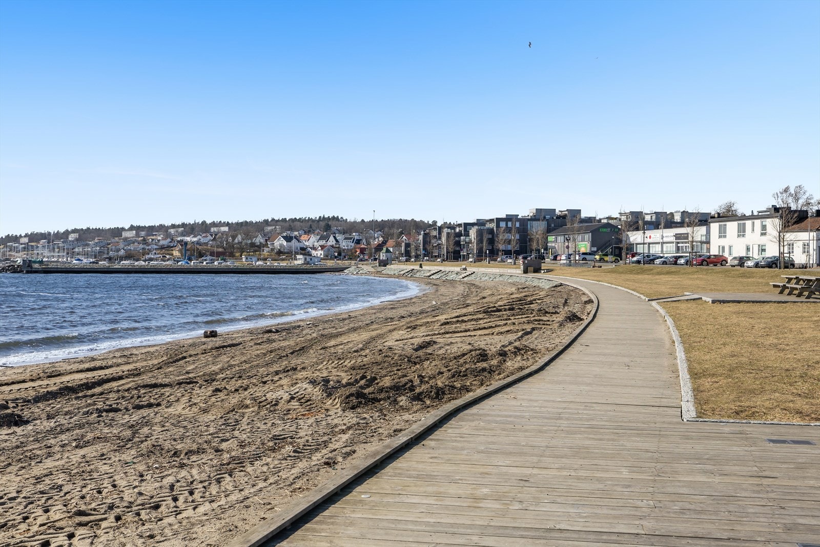 Kort vei til populære Sjøbadet - et attraktivt område for bading, rekreasjon og sommerliv ved sjøen. Galleribilde