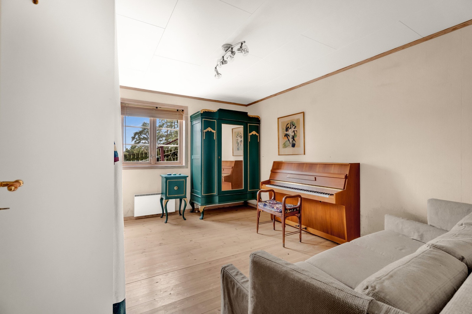 Det er også inngang til dette romslige soverommet på 14 kvadrat. Huset har totalt 4 soverom + kontoret. Galleribilde
