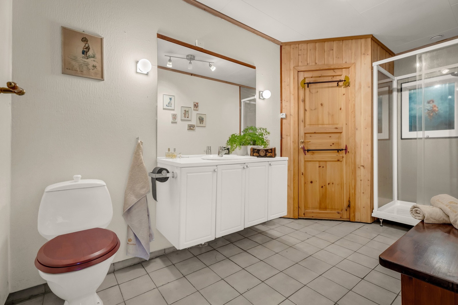 Bad i underetasjen på 6,3 kvadrat. Badet har en tidligere badstue som benyttes som bod. Galleribilde