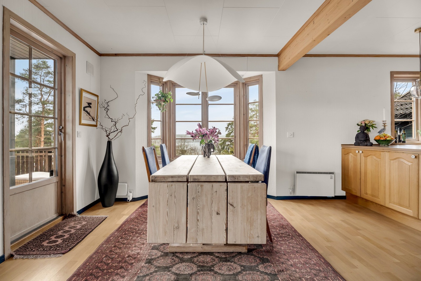 Spisestuen er fint plassert ved utgangen til balkong. Galleribilde