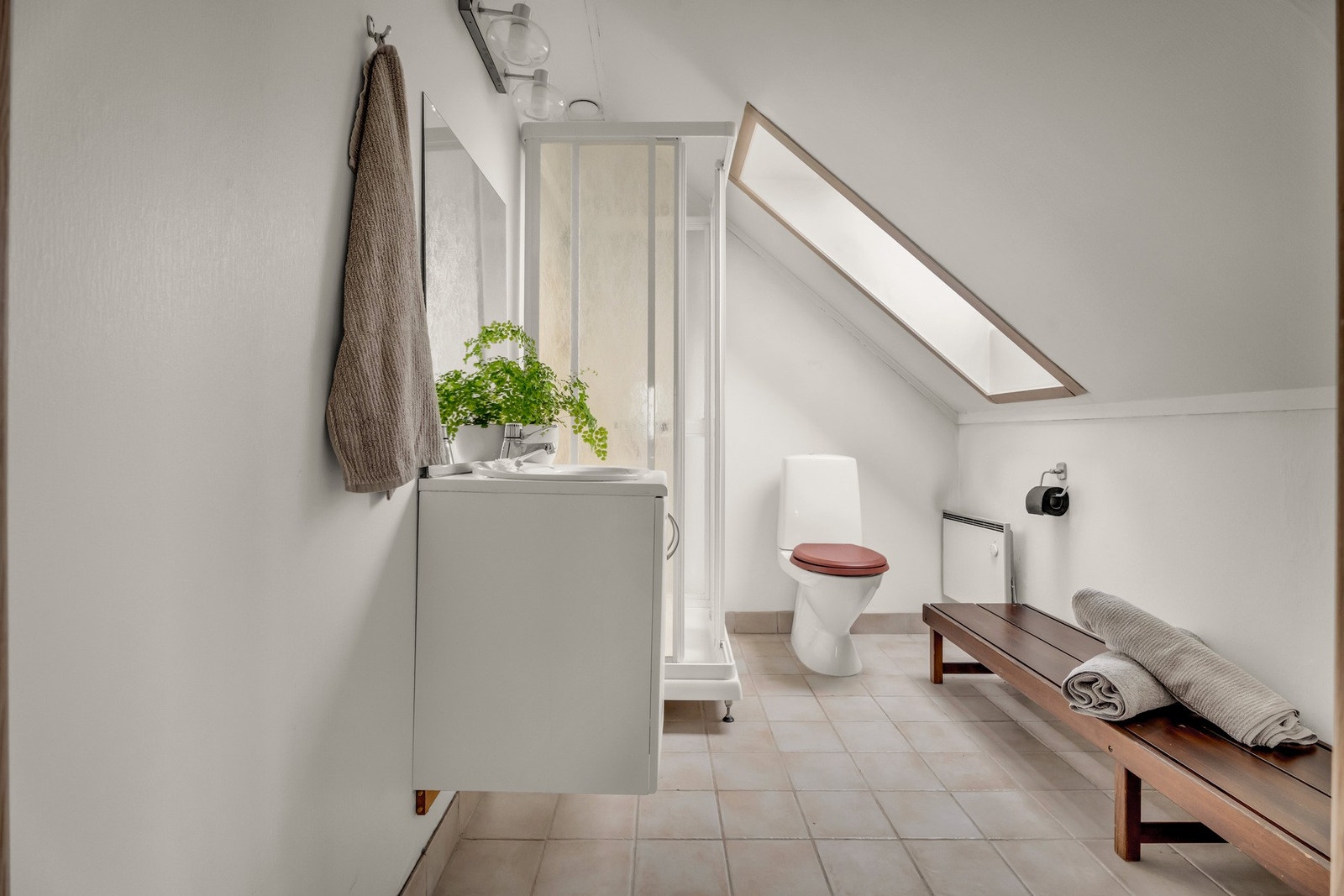 Badet i 2. etasje har flislagt gulv, og er innredet med dusjkabinett. Fint lys inn i rommet via takvindu. Galleribilde