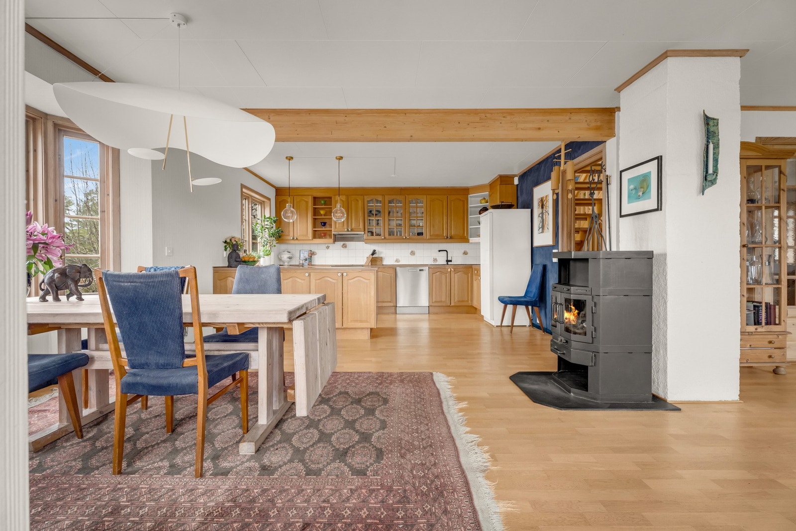 Stue og kjøkken på til sammen 51 kvadrat skaper gode muligheter for sosiale sammenkomster. Galleribilde