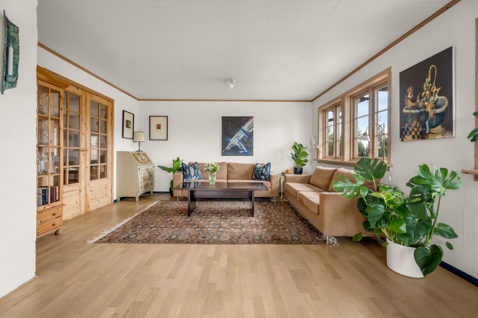 Her har du god plass til sofagruppe. Stue og kjøkken har parkettgulv. Galleribilde