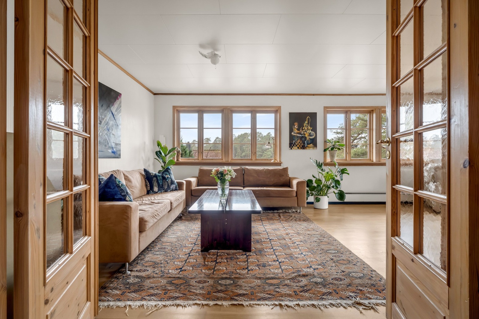 Inngang til stuen via dobbel glassdør. Galleribilde