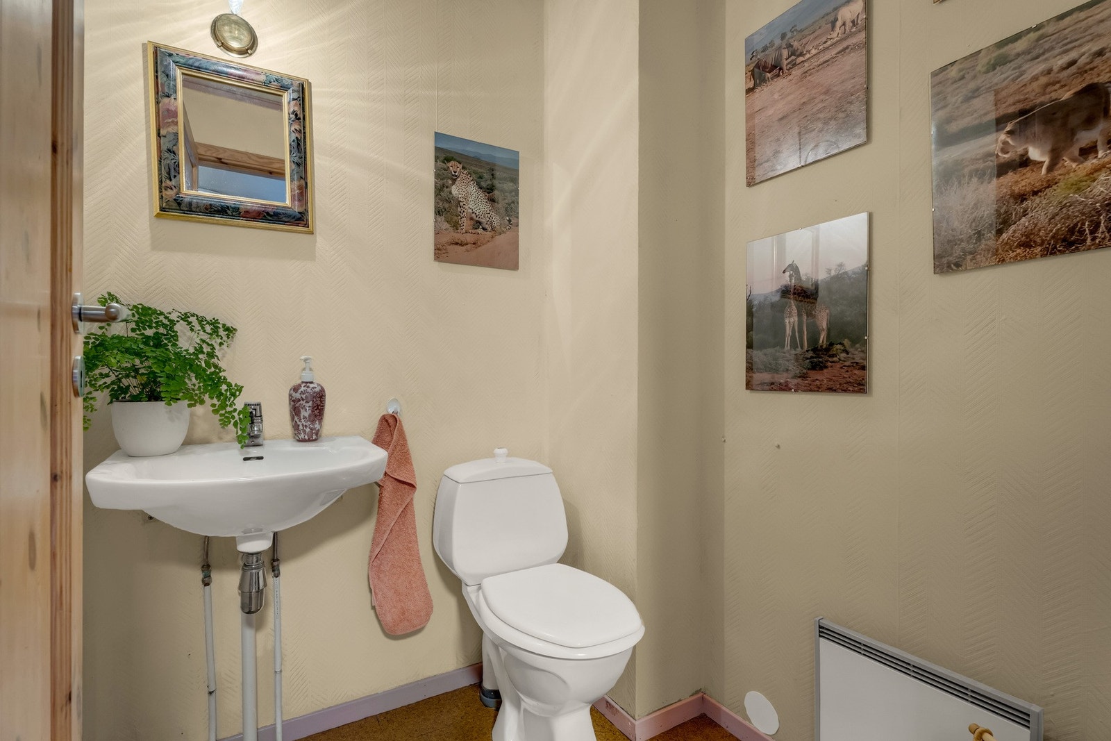 Vegg i vegg ligger et wc. Galleribilde