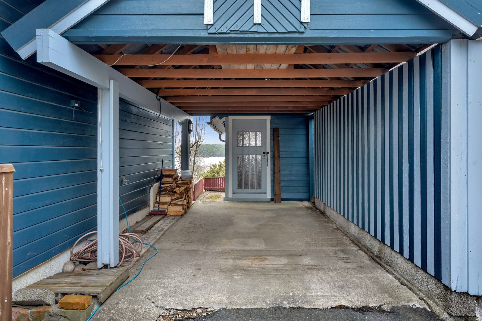 Praktisk carport med tilhørende utebod på 12 kvadrat. Carporten har lader til elbil. Galleribilde