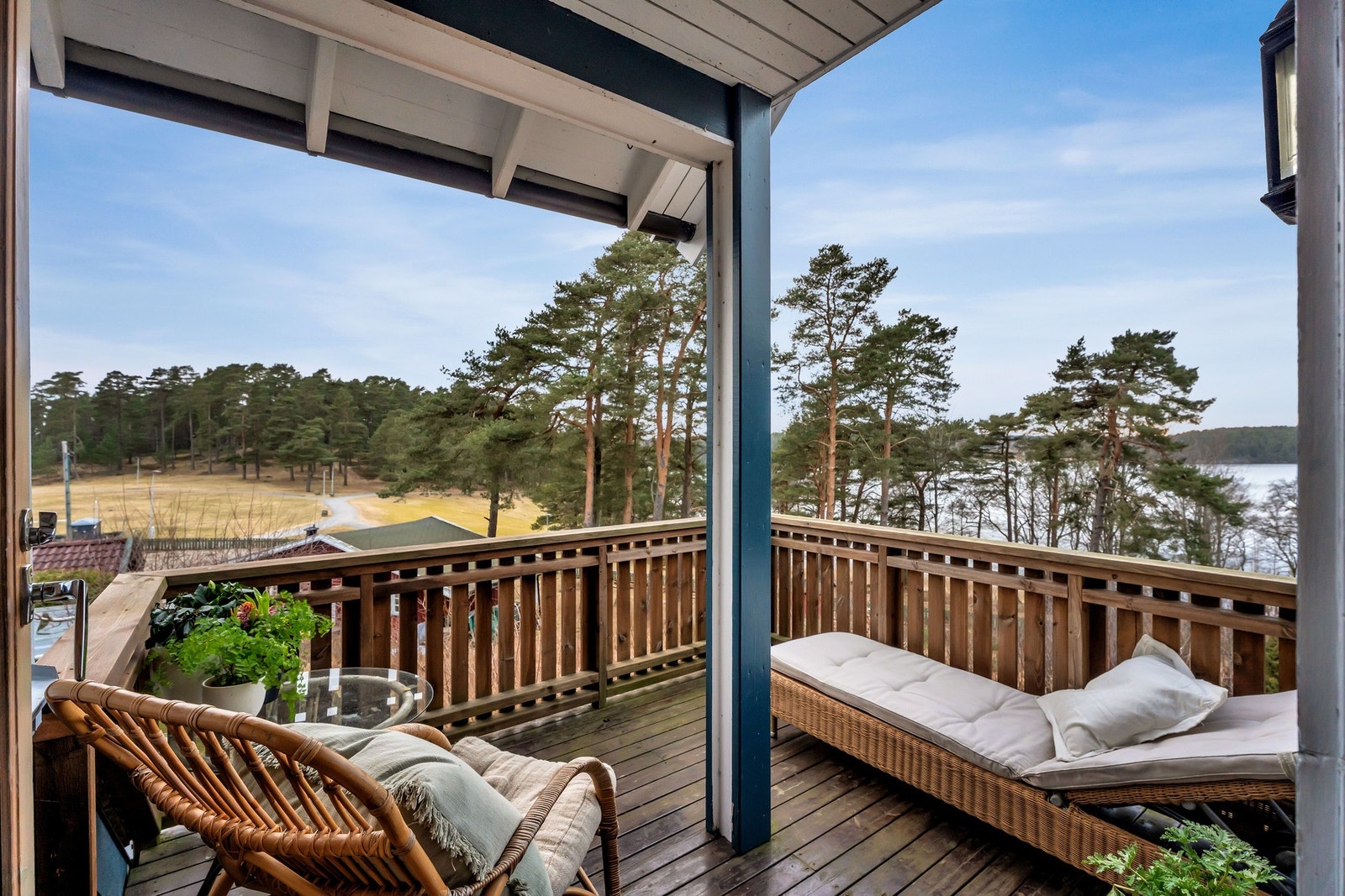Balkongen venter mot vest og nordvest, med gode solforhold store deler av ettermiddagen og kvelden. Galleribilde