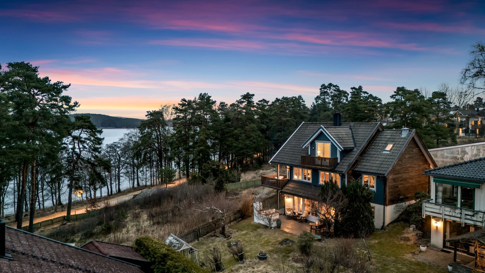 Boligen har en flott, vestvendt beliggenhet. Huset er oppført i 1990, og har et godt potensiale. Galleribilde