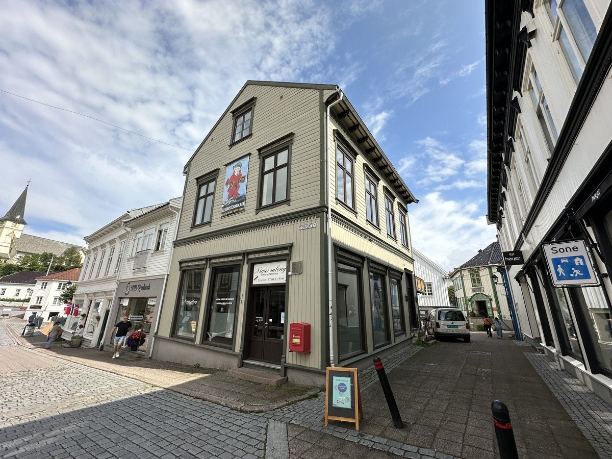Skolegaten 8, en velholdt bygård midt i hjertet av Grimstad Galleribilde