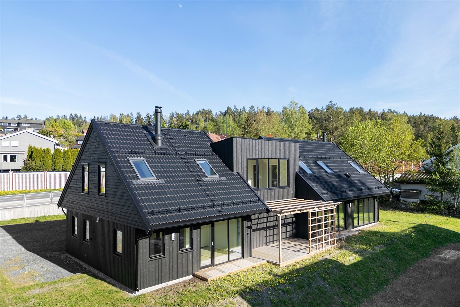 Nyoppført halvpart tomannsbolig på 79 kvm. nær marka med markterrasse og liten hage Galleribilde