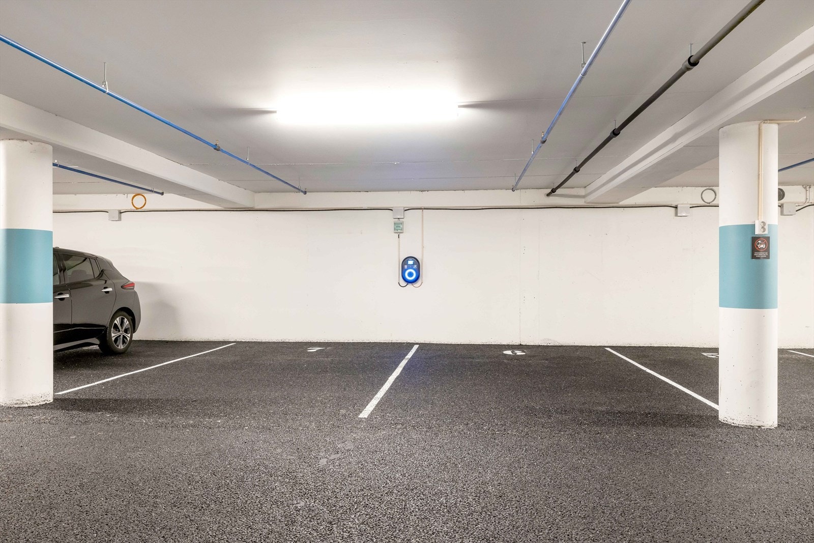 Det medfølger en parkeringsplass i parkeringsanlegg. El.lader montert. Mulighet for kjøp av ekstra p.plass (naboplassen) Galleribilde