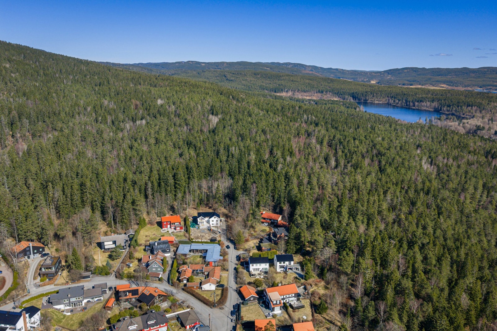 Dronebilde med Sognsvann i bakgrunnen. Galleribilde