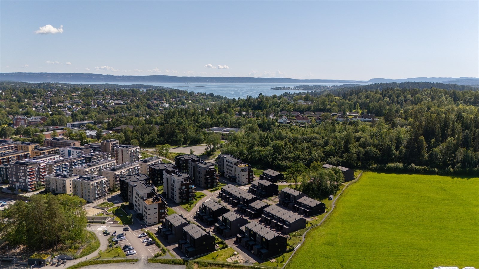 Nabolaget ligger sentralt plassert omtrent midt mellom Asker og Sandvika, i umiddelbar nærhet til marka og med kort avstand til sjøen. Galleribilde