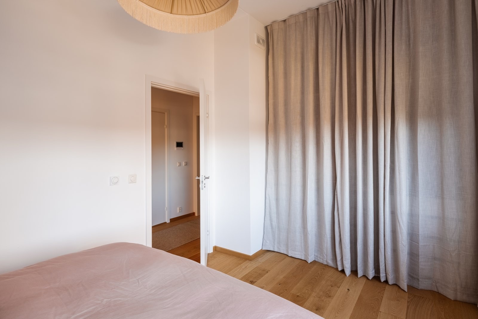 Langs veggen er det god plass til garderobeskap som kan skjules med gardin. Galleribilde