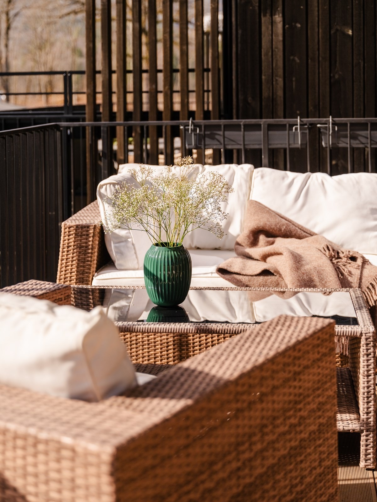 Her er det god plass til utemøblement, og overbygget gir økt brukstid gjennom sesongen, også på dager med mer varierende vær. Galleribilde