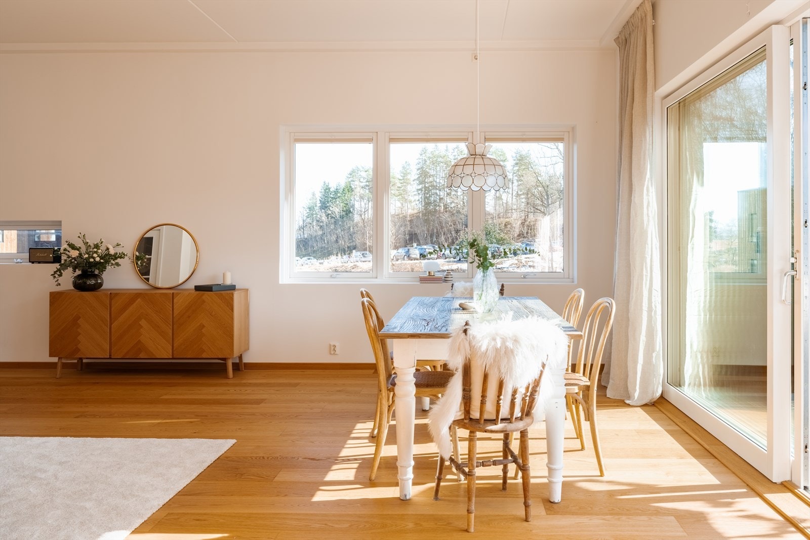 Det er valgt en oppgradert 1-stavs parkett av typen HARO Parkett 4000 TC i eik Markant med 2V-fas, børstet overflate og matt lakkert finish. Galleribilde