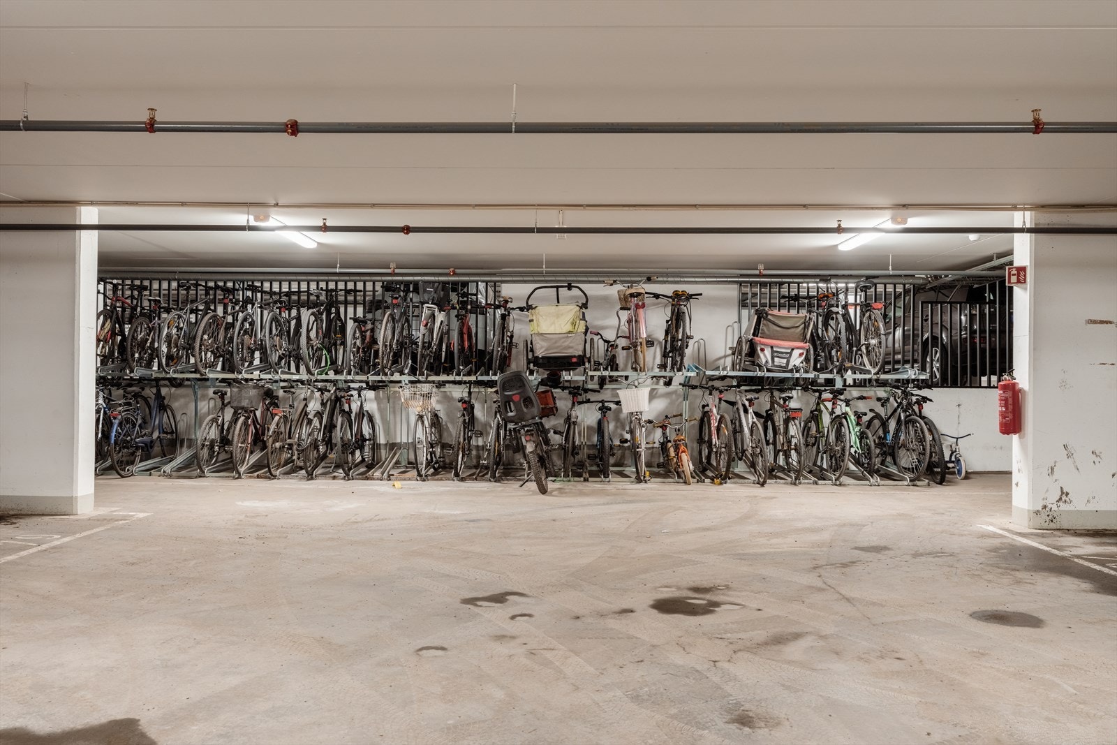 Det er felles sykkelparkering i garasjen. Galleribilde