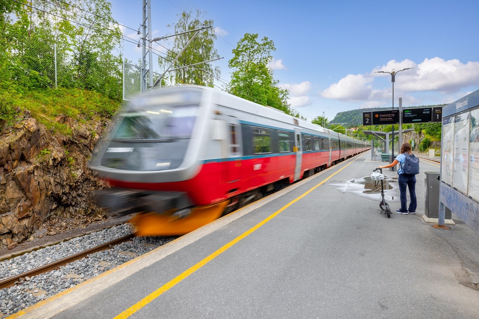 Det er gangavstand til Billingstad stasjon. Her går lokaltoget i retning Asker og Oslo. Galleribilde