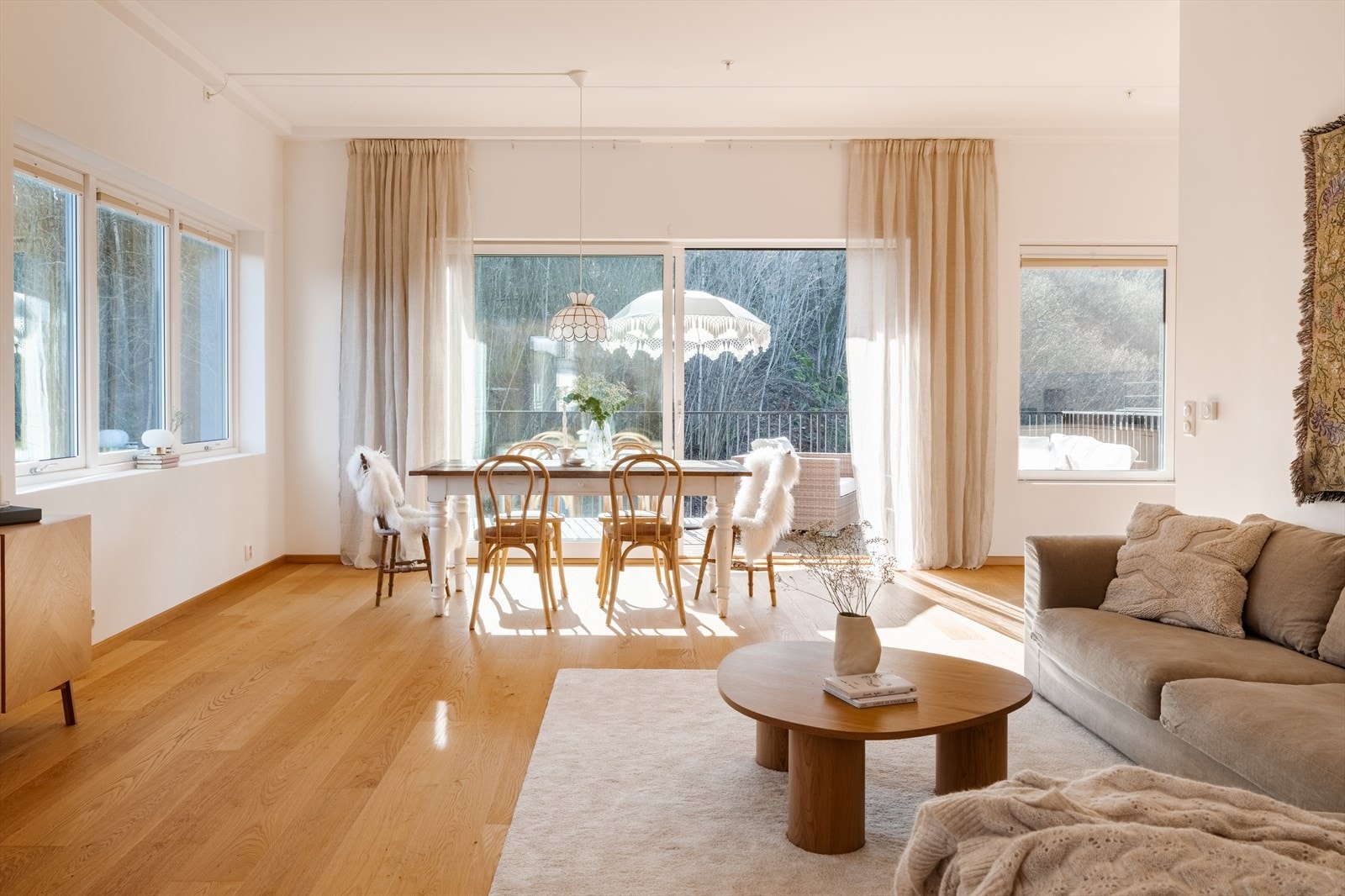 Rommet oppleves både romslig og sosialt, med god plass til sofagruppe og tilhørende møblering. Galleribilde