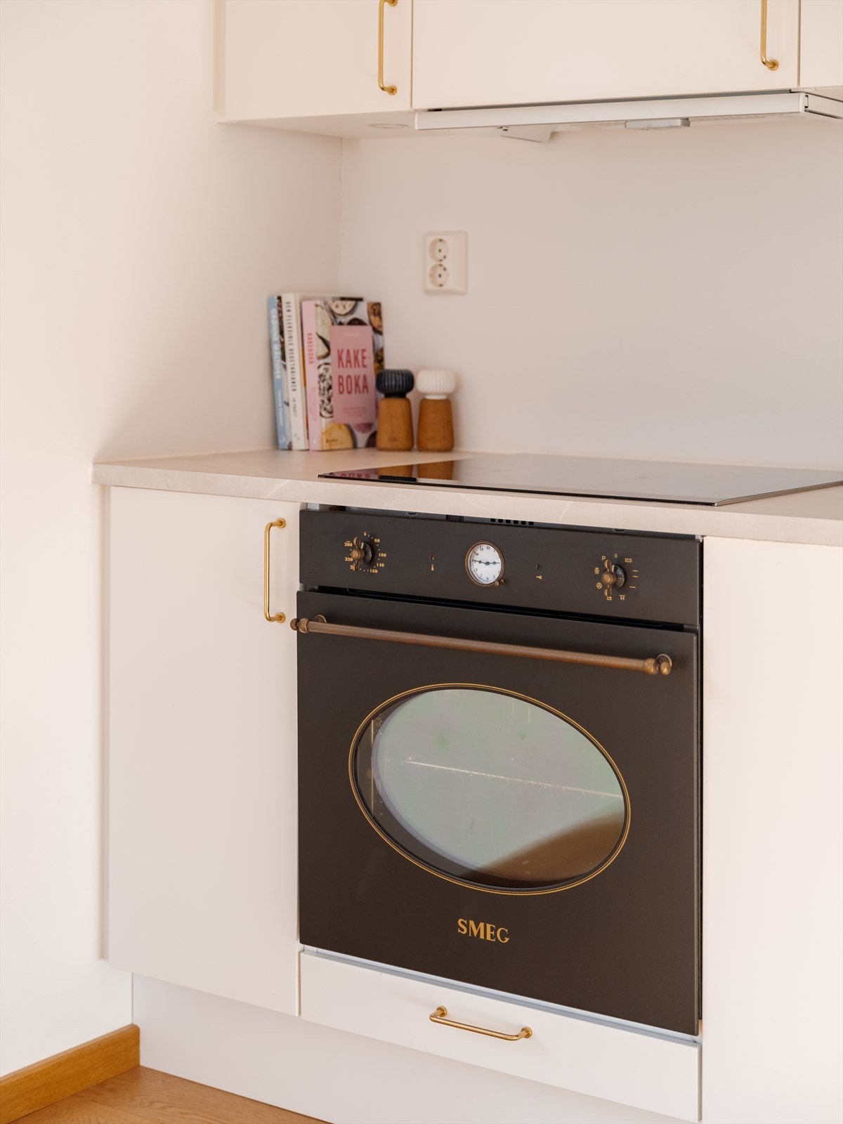 Kjøkkenet er utstyrt med integrerte hvitevarer som oppvaskmaskin, kjøl-/fryseskap, induksjonstopp og SMEG stekeovn, samt ventilator, komfyrvakt og god benkebelysning. Galleribilde