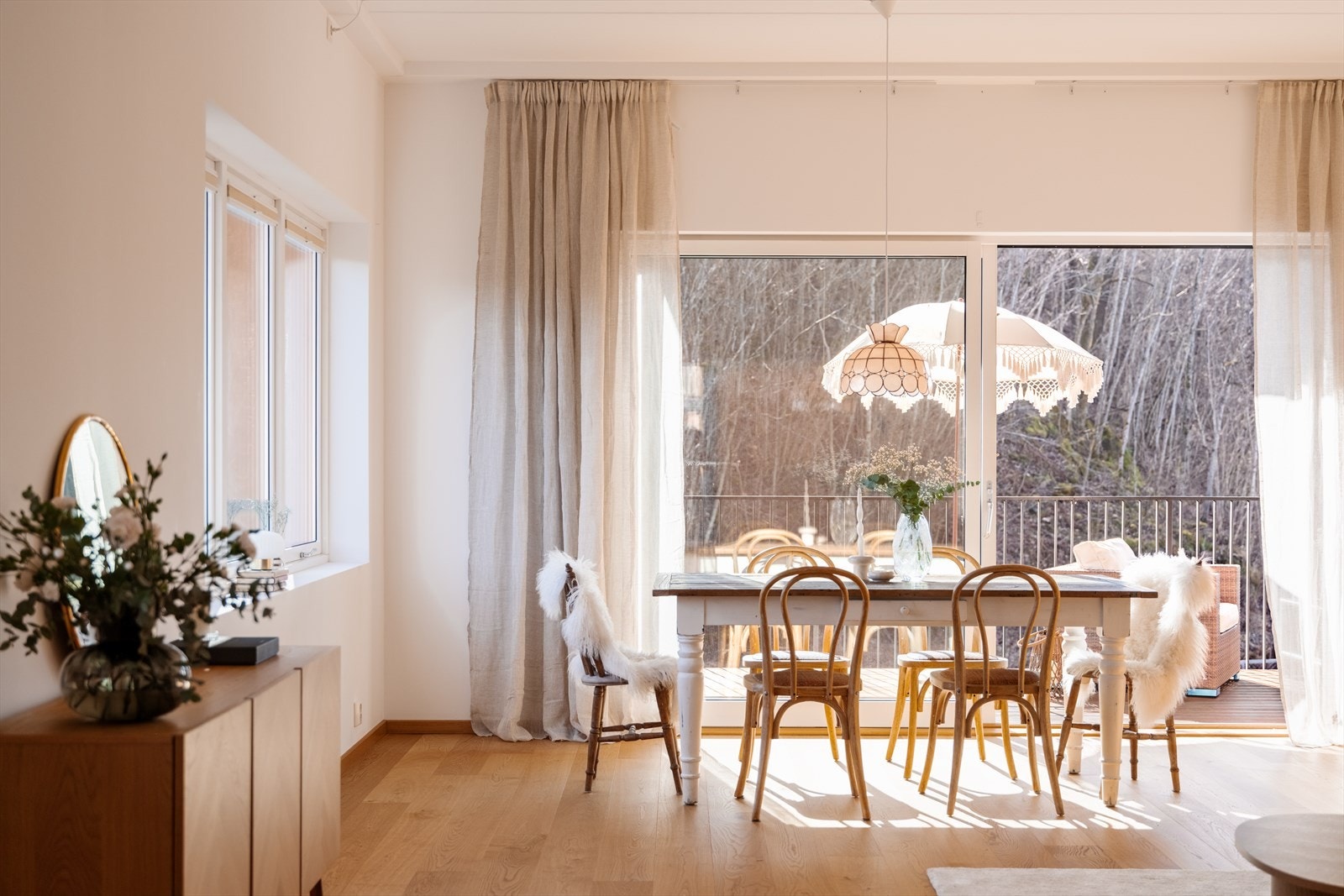 Rommet har en imponerende takhøyde på ca. 3 meter - en kvalitet som er gjennomgående for hele leiligheten. Galleribilde