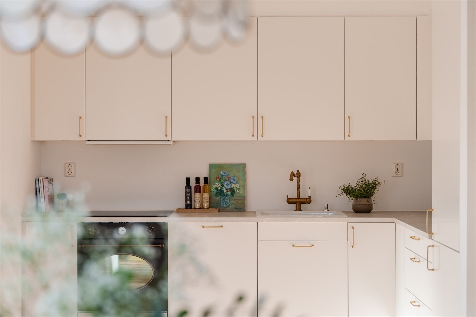 Innredningen fra Sigdal har hvite, glatte fronter og takoppforede skap. Galleribilde