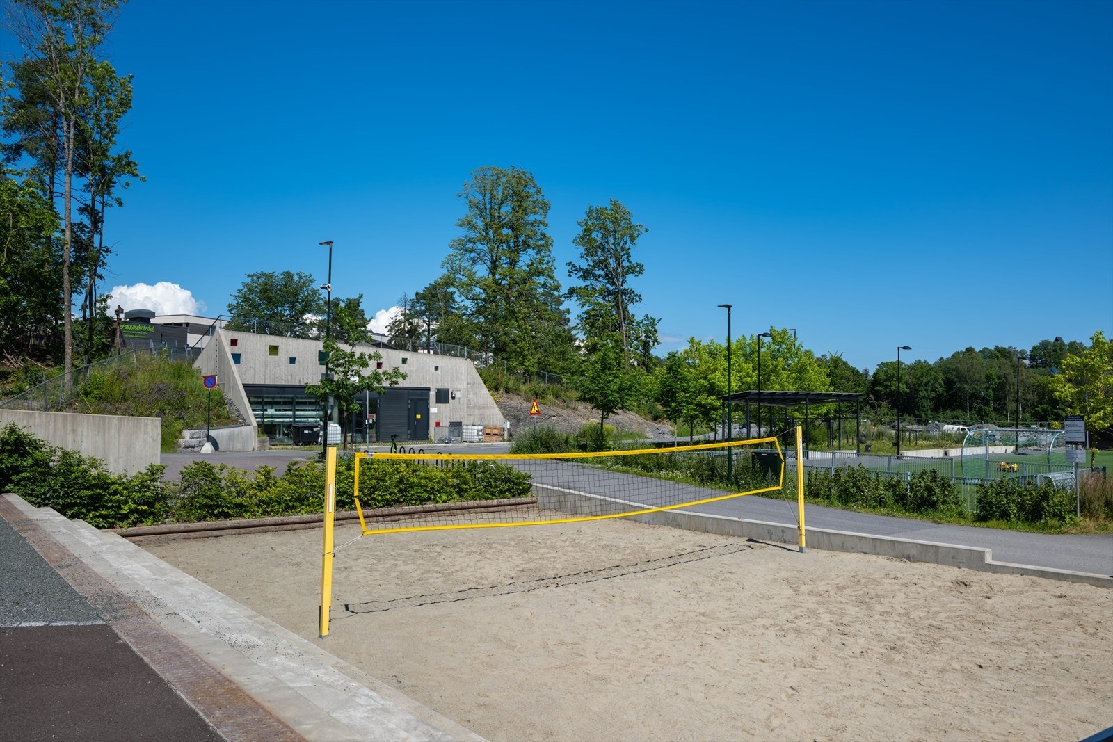 Fellesområdene er pent opparbeidet og her finner du blant annet volleyballbane og fotballbane. Galleribilde